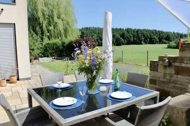 Modernes Einfamilienhaus mit großem Garten und Sauna