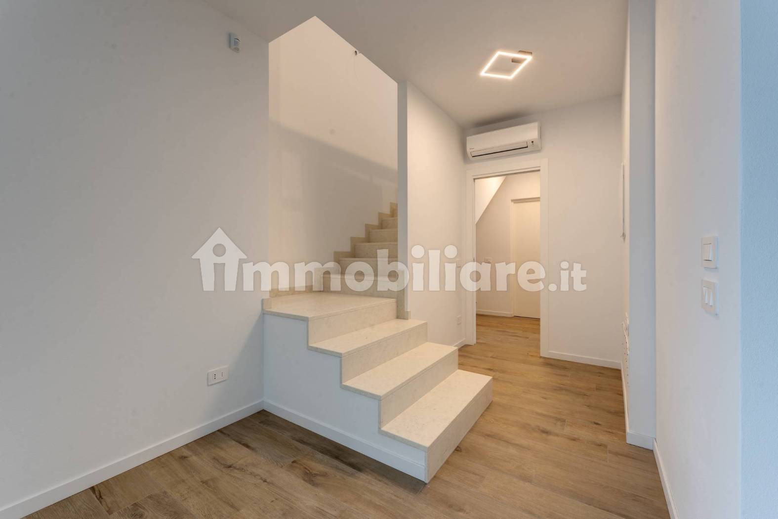 Nuova Trifamiliare ad Albignasego: Design e Comfort Moderno