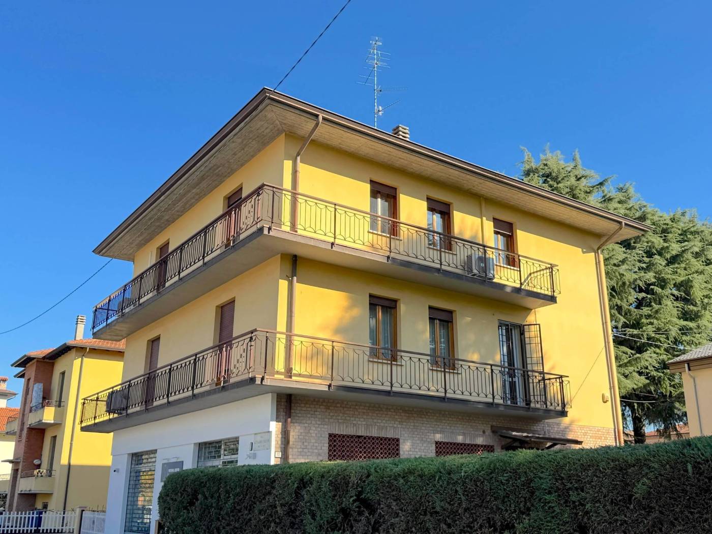 Villa Bifamiliare con Giardino e Tre Unità Indipendenti