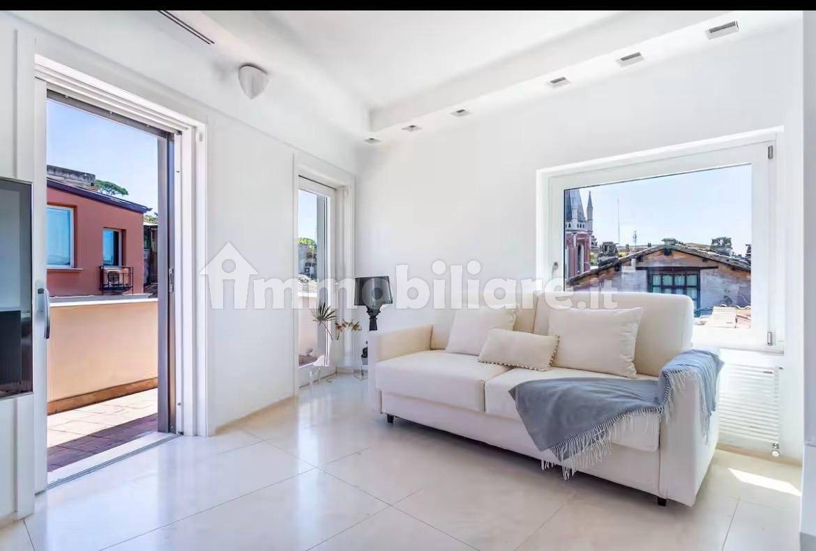 Attico Ristrutturato con Terrazze Panoramiche a Roma