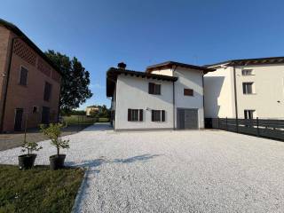 Villa indipendente ristrutturata con giardino privato a Modena